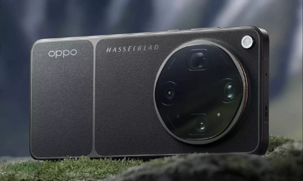 Parte trasera del Oppo Find X9 Ultra en cuero vegano negro Earth Tundra con gran módulo de cámara Hasselblad redondo sobre fondo de musgo