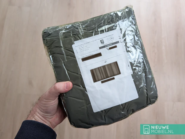 Oppo Find N6 retailverpakking gewikkeld in lagen transparant bubbeltjesplastic met zwarte tape