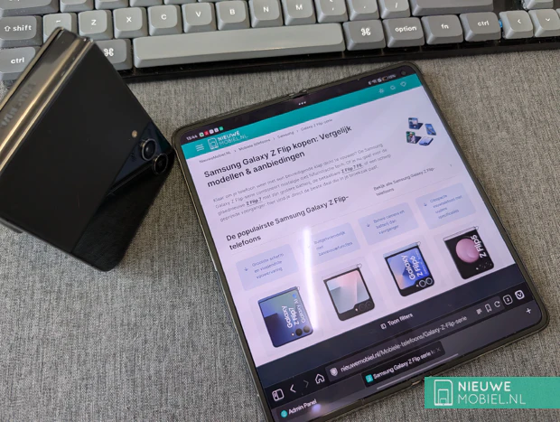 Oppo Find N6 met Samsung Galaxy Z Flip 4 Opengeklapte Oppo Find N6 met kreukvrij scherm ligt op een bureau met links een ouder type Samsung Galaxy Z Flip-telefoon