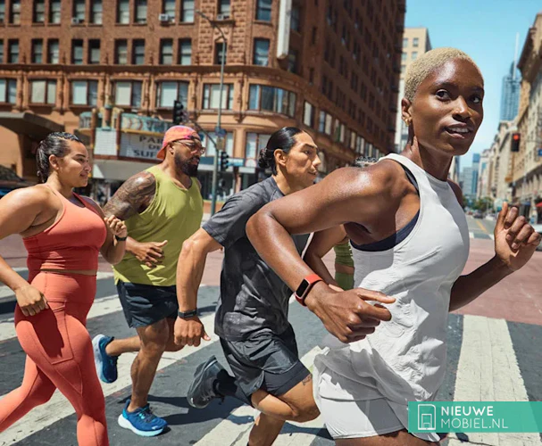 Mensen die rennen met een Fitbit Charge 6