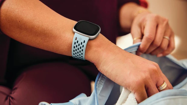 Fitbit smartklocka på kvinnans handled