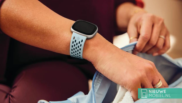 Fitbit smartwatch om pols van vrouw