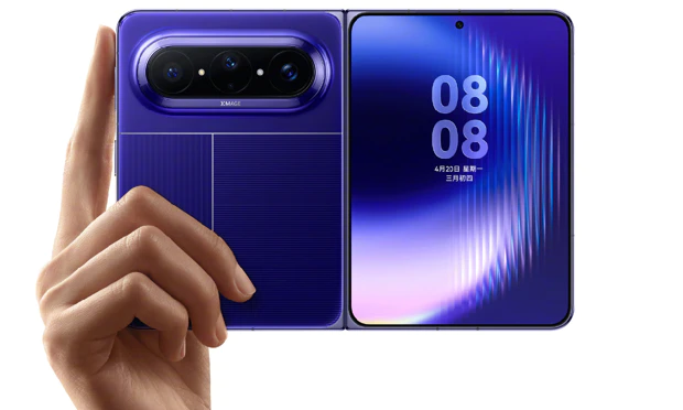 Außenseite des aufgeklappten Huawei Pura X Max faltbar in der Hand Außenseite des aufgeklappten Huawei Pura X Max faltbar in der Hand