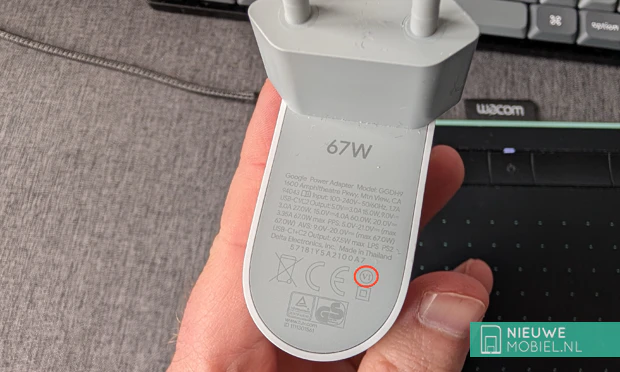 Google Flex Dual Port 67W USB-C Fast Charger met het VI-keurmerk Close-up van de onderzijde van een witte Google 67W dual-port USB-C lader met duidelijk zichtbaar Romeins cijfer VI-energiekeurmerk