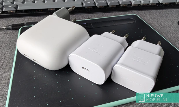 Drie witte USB-opladers naast elkaar op een bureau Drie witte USB-opladers naast elkaar op een bureau