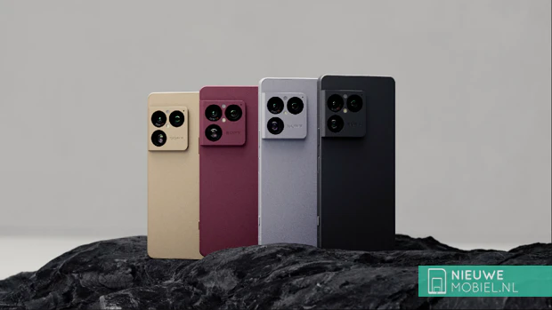 Vier Sony Xperia 1 VIII toestellen in goud, rood, zilver en zwart met een korrelige matte textuur op de achterzijde, liggend op een antracietkleurige steen.