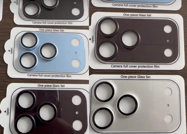 Vier kunststof camera lens protectors voor iPhone 18 Pro in de kleuren kersenrood, lichtblauw, donkergrijs en zilver, tonend de uitsnedes voor drie lenzen en sensoren