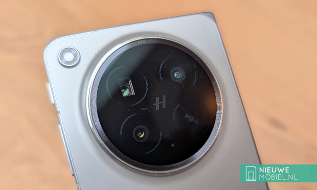 Oppo Find N6 detailfoto van de ronde cameramodule met Hasselblad-logo Oppo Find N6 detailfoto van de ronde cameramodule met Hasselblad-logo