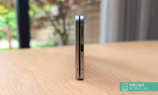 Zijprofiel van titanium Oppo Find N6 op een houten tafel Zijprofiel van titanium Oppo Find N6 op een houten tafel