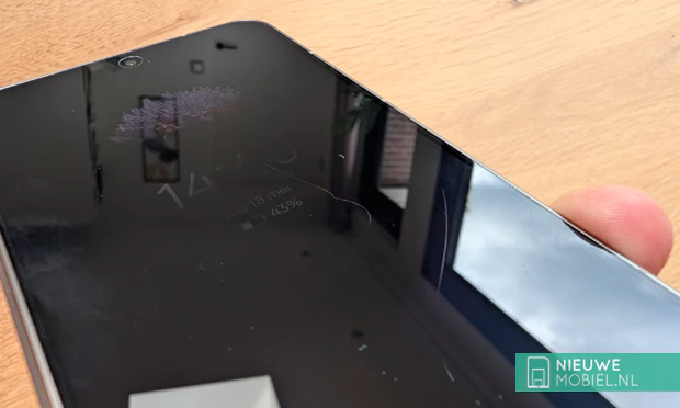 Close-up van voorste scherm Oppo Find N6 met krassen op de screenprotector Close-up van voorste scherm Oppo Find N6 met krassen op de vooraf aangebrachte plastic screenprotector