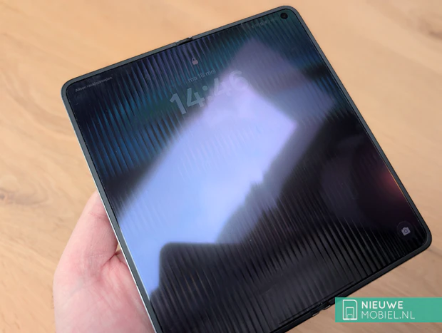 Openklapte Oppo Find N6 met nagenoeg onzichtbare scherm vouw Openklapte Oppo Find N6 met nagenoeg onzichtbare scherm vouw