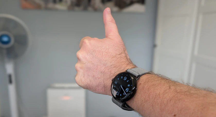 Google pixel watch thumbs up