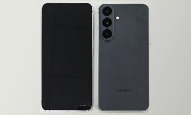 Samsung Galaxy S26 FE achterzijde lek via WPC Gelekte certificeringsfoto van de achterkant van de Samsung Galaxy S26 FE in donkergrijs, met focus op het verhoogde, afwijkende camera-eiland in de linkerbovenhoek