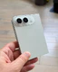 In- en uitgeklapte witte Apple iPhone Ultra dummy met focus op de scharnier en het aluminium frame