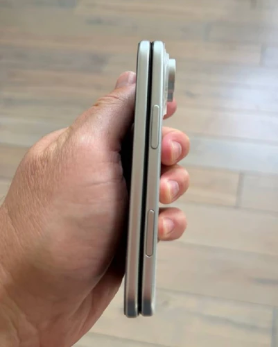 In- en uitgeklapte witte Apple iPhone Ultra dummy met focus op de scharnier en het aluminium frame