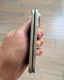 In- en uitgeklapte witte Apple iPhone Ultra dummy met focus op de scharnier en het aluminium frame