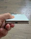 In- en uitgeklapte witte Apple iPhone Ultra dummy met focus op de scharnier en het aluminium frame