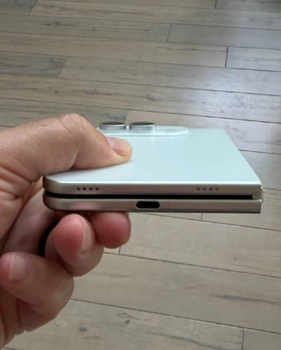 In- en uitgeklapte witte Apple iPhone Ultra dummy met focus op de scharnier en het aluminium frame
