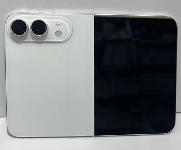 Aufgeklapptes Apple iPhone Fold in Weiß, von außen betrachtet Aufgeklapptes Apple iPhone Fold in Weiß, von außen betrachtet
