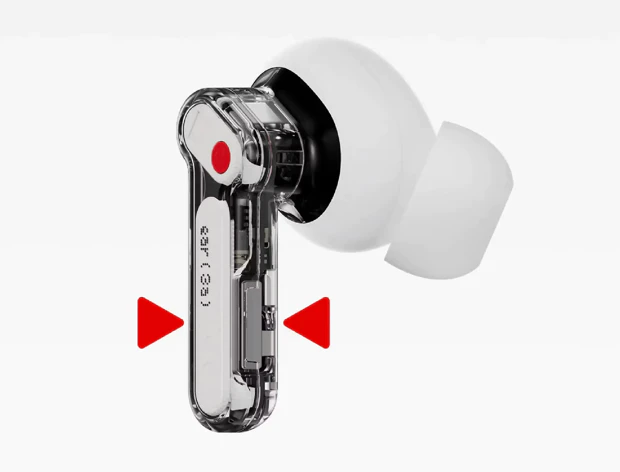Nothing Ear (3a) knijpgebaar voor Audio Snapshot Close-up van een witte Nothing Ear (3a) oordop in een oor, waarbij de gebruiker met twee vingers in het drukgevoelige steeltje knijpt