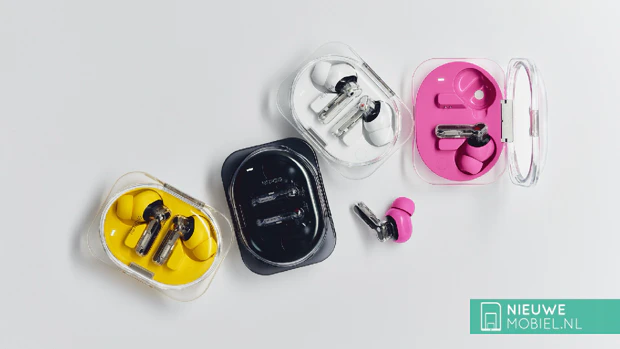Nothing Ear (3a) in viertal kleuren aangekondigd Vier geopende transparante oplaadcases en in-ear oordopjes van de Nothing Ear (3a) in de kleuren wit, zwart, geel en roze