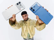 Nothing phone 4b wit blauw omhoog gehouden