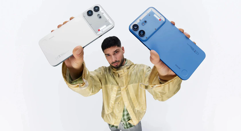 Nothing phone 4b wit blauw omhoog gehouden