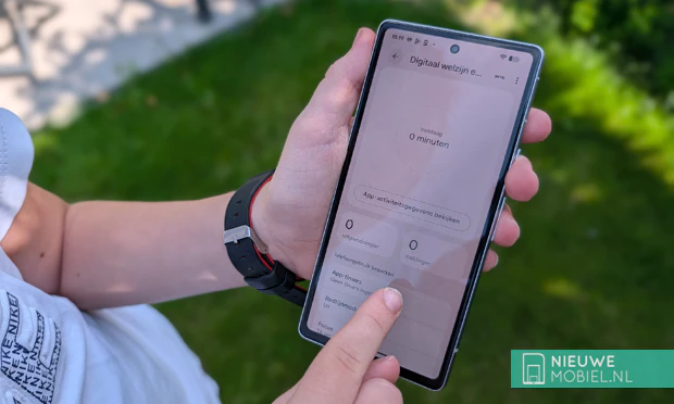 Digitaal Welzijn-instellingen op Android-smartphone bediend door kinderhand Digitaal Welzijn-instellingen op Android-smartphone bediend door kinderhand
