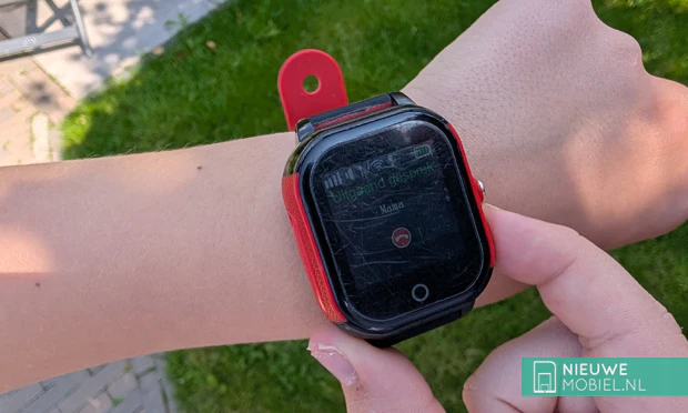 Smartwatch om een kinderpols die mama belt