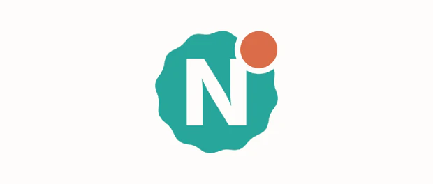Het nieuwe merkteken van NieuweMobiel.NL: een teal-groene prijssticker met gekartelde rand, een witte letter N en een terracotta notificatiestip