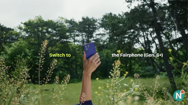 Fairphone Gen. 6+ in Cobalt Blue lifestyle afbeelding Fairphone Gen. 6+ in Cobalt Blue omhoog gehouden boven een grasveld