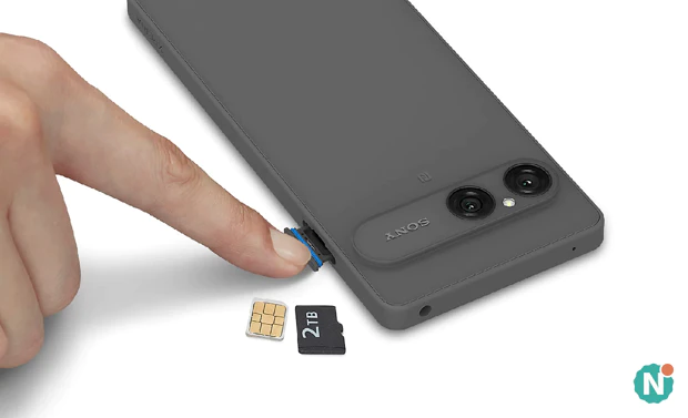 Sony Xperia 10 VIII microSD-kaartslot Geopende simlade met microSD-kaartslot van de Sony Xperia 10 VIII