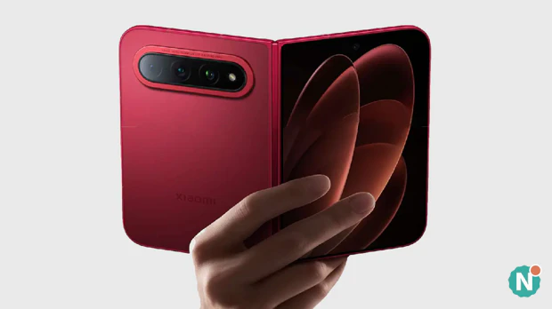 Opengevouwen rode Xiaomi 18 Fold opgehouden in iemands hand