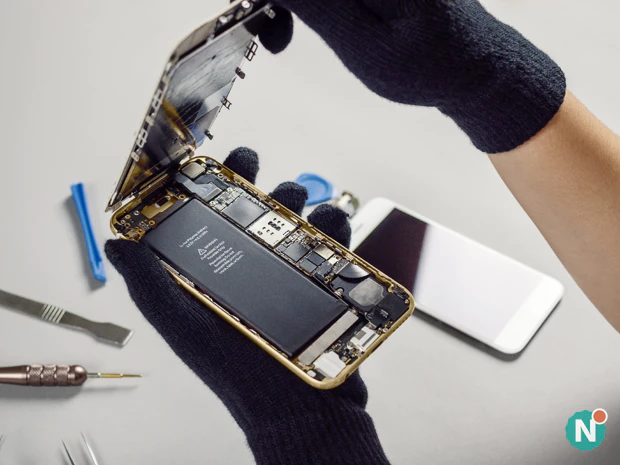 Vervangen smartphone accu Technicus opent smartphone om de accu te vervangen