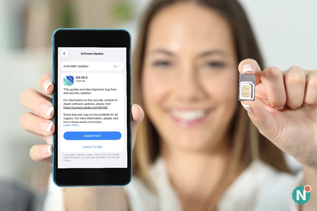 Software-update op een ouder toestel Smartphone toont een beschikbare software-update op het scherm