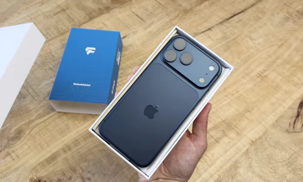 Refurbished telefoon met conditielabel Refurbished telefoon in verpakking met een hoog conditielabel
