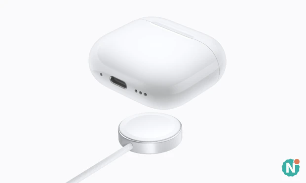 Apple AirPods 5 Wireless Charging Case op Qi-lader