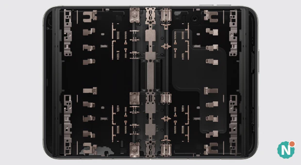 Apple iPhone Duo scharnier close-up Close-up van het titanium scharnier van de half opengeklapte Apple iPhone Duo