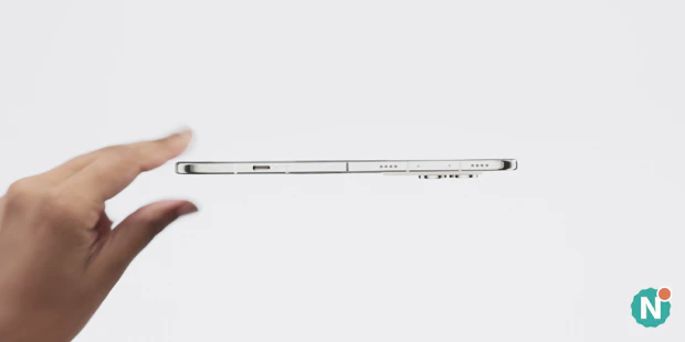 Apple iPhone Duo dichtgevouwen in de hand Dichtgevouwen Apple iPhone Duo in Night Sky in een hand