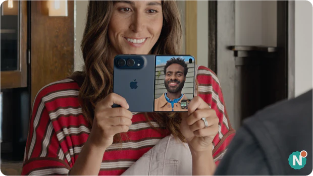 Duo Preview on the Apple iPhone Duo: the external display shows live who is being photographed