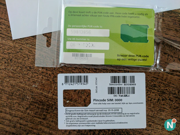 Simkaarthouder van KPN met de simkaart, pincode en pukcode op het kaartje