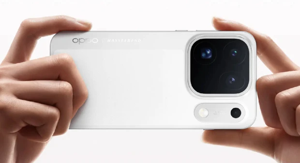 Iemand houdt een witte Oppo Find X10 Pro Max omhoog om een foto te maken