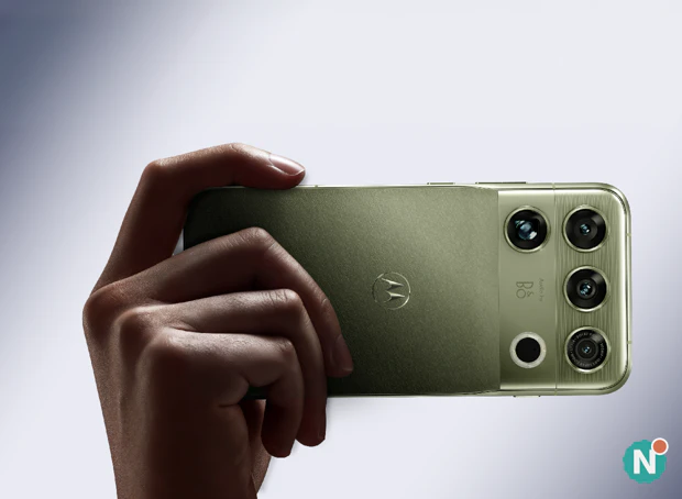 Motorola Signature 27 lifestyle-afbeelding Persoon maakt een foto met de Motorola Signature 27 in de kleur Capulet Olive