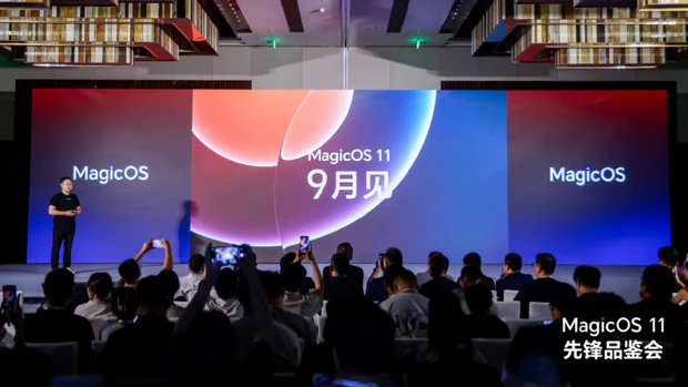 MagicOS 11 getoond op podium met Liquid Glass-uiterlijk