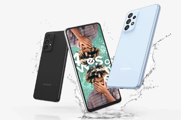 Goedkope Galaxy-smartphone met IP-classificatie in de regen