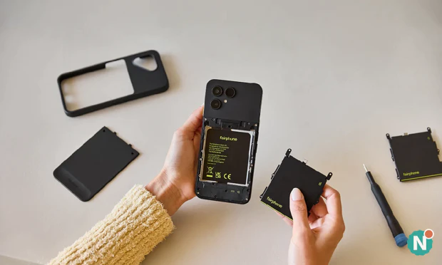 Accu wordt uit een Fairphone 6+ gehaald