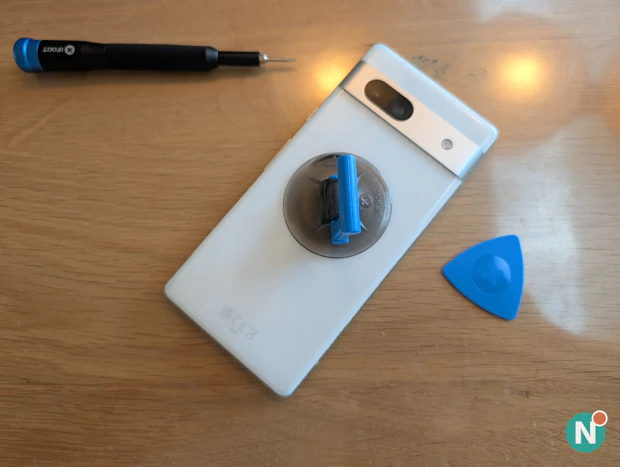 Google Pixel 7a met gereedschap van iFixit