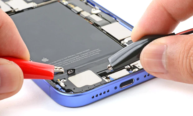 Accu van een iPhone 16 wordt uit het toestel verwijderd met 9 volt