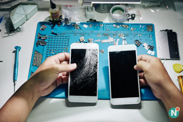 Reparateur vervangt het scherm van een iPhone