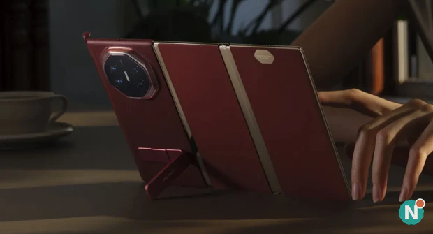 Huawei Mate XT Ultimate Design being operated Huawei Mate XT Ultimate Design being operated